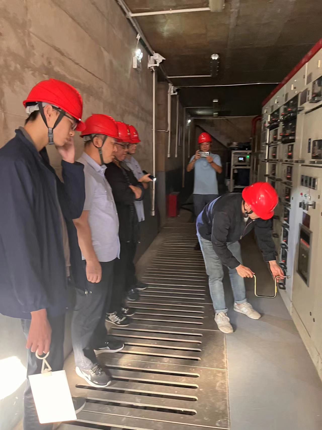 發(fā)電部人員正在進(jìn)行“弧門(mén)配電室失壓?jiǎn)?dòng)柴油發(fā)電機(jī)開(kāi)啟弧門(mén)”實(shí)操演練.jpg 發(fā)電部人員正在進(jìn)行“弧門(mén)配電室失壓?jiǎn)?dòng)柴油發(fā)電機(jī)開(kāi)啟弧門(mén)”實(shí)操演練.jpg