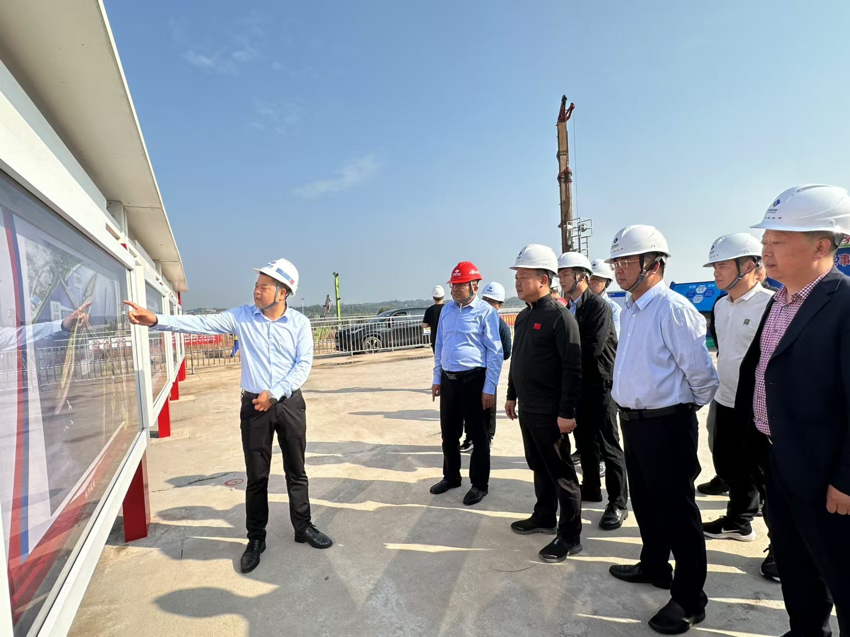 淥口區(qū)區(qū)委書記李曉彤一行赴株洲航電擴(kuò)機(jī)工程項目現(xiàn)場調(diào)研